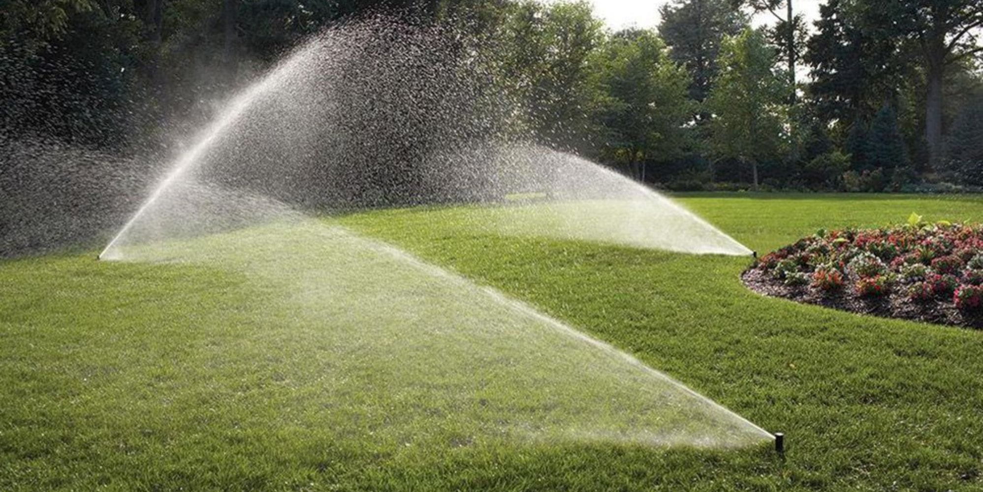 Automatická závlaha trávnika – závlahové balíčky s Hunter PGP Ultra v prevádzke